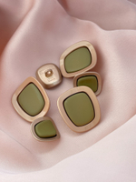 Пуговицы матовое золото зеленые прямоугольные