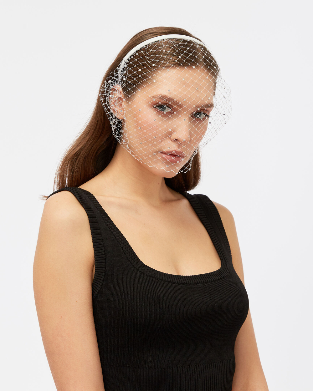 Вуаль белая на тонком ободке со стразами