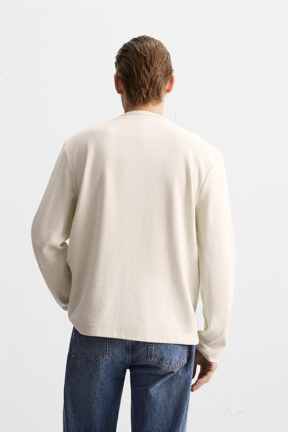 ZARA ФУТБОЛКА ИЗ РЕЛЬЕФНОЙ ТКАНИ С ВОРОТНИКОМ И ПУГОВИЦАМИ, ЭКРЮ