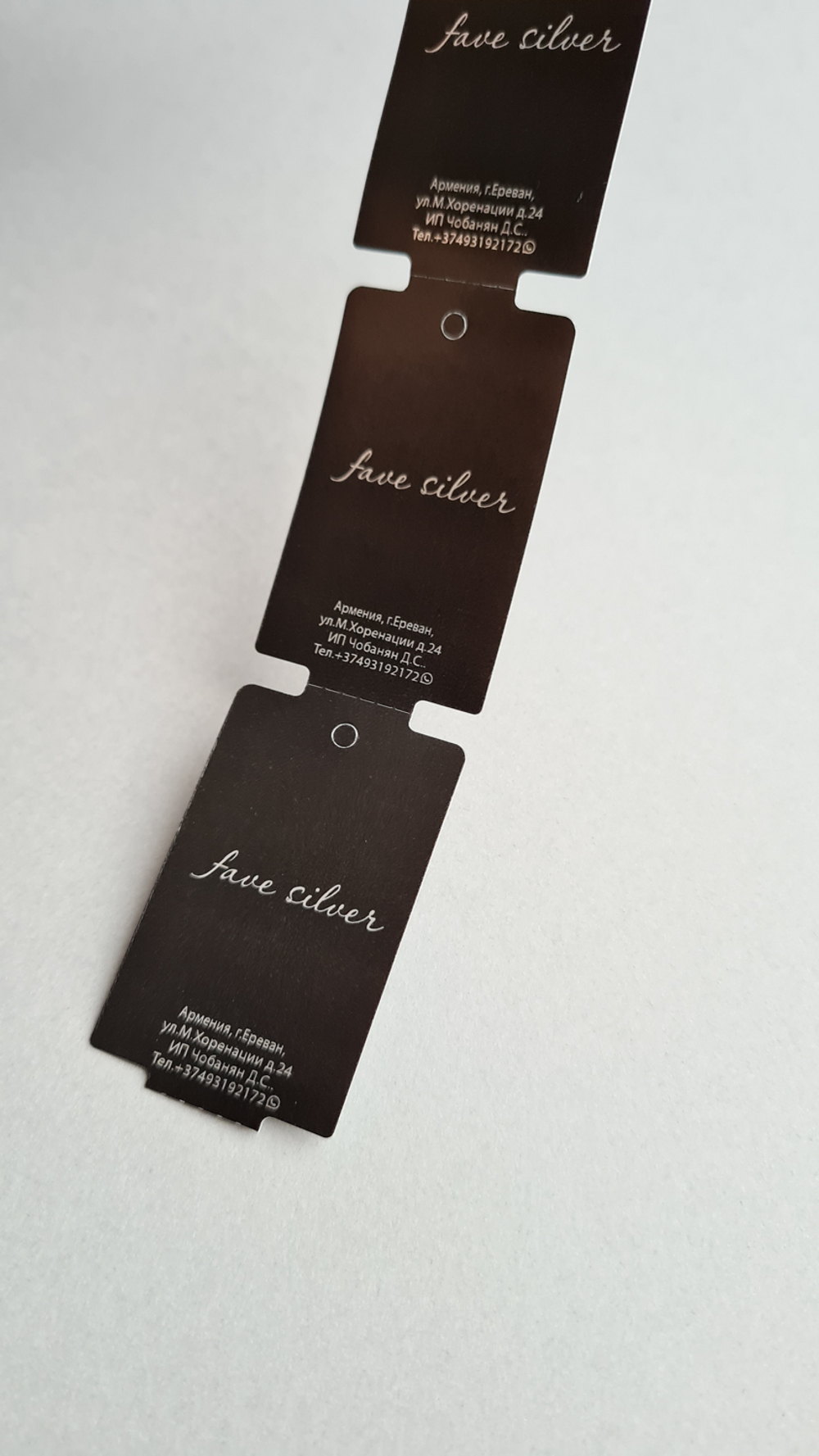 Печать серебряным на черных бирках