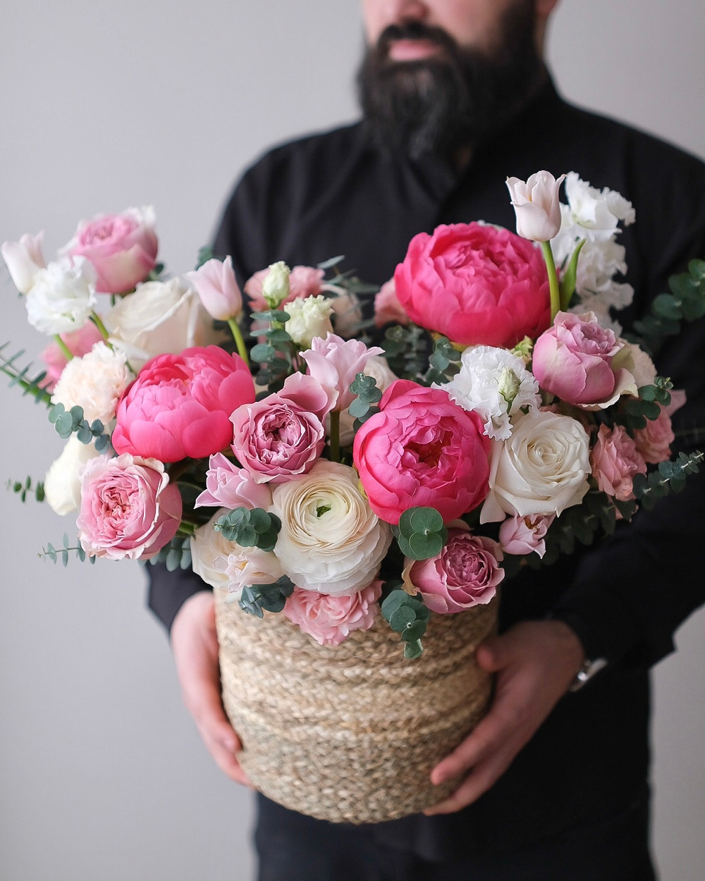 Корзина с пионами Корал Шарм, ранункулюсами и пионовидными розами Пинк Монстр