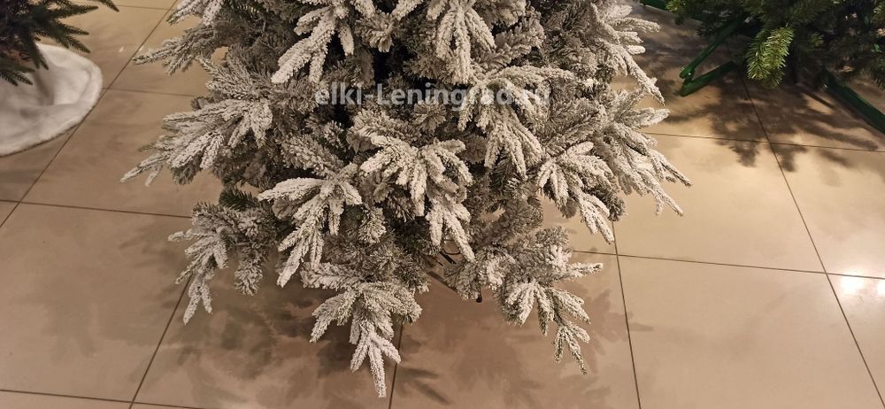 Заснеженная елка с гирляндой «Форесто» холодный свет (Литая+пвх) 240 см / 2,4 м