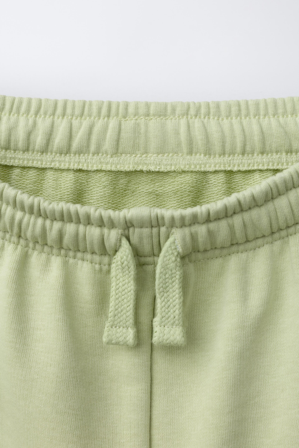 ZARA ОДНОТОННЫЕ ШОРТЫ, ЛИНЯЛЫЙ ЗЕЛЕНЫЙ