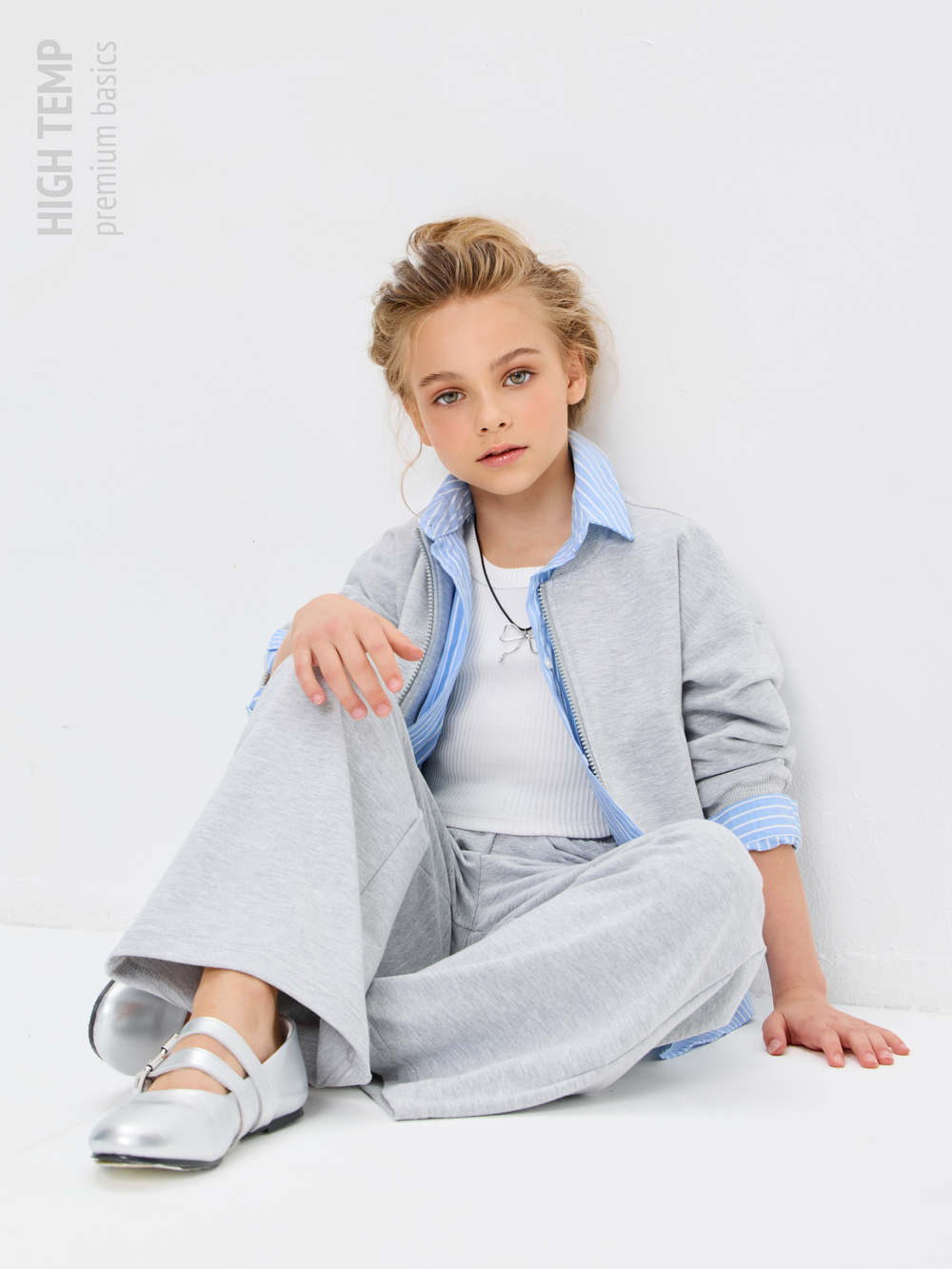 Укороченный бомбер из футера на молнии