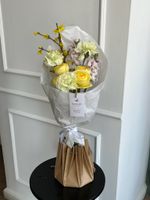 Кулек сборный из кустовых пионовидных роз, диантусов и веток форзиции