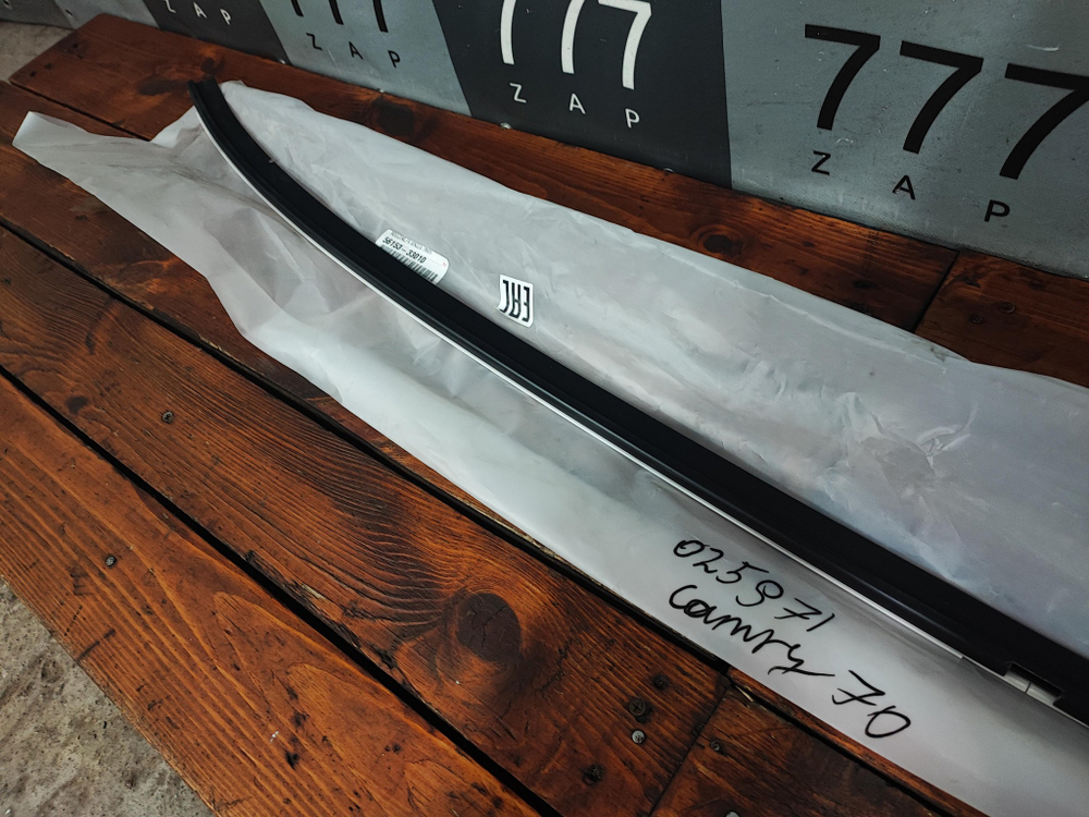 Молдинг лобового стекла Toyota Camry (XV70) Новый Оригинал 5615333010