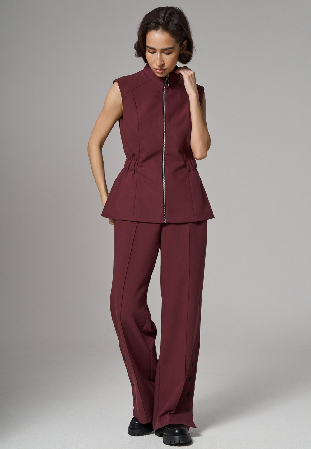 Брюки прямые с кнопками бордовые