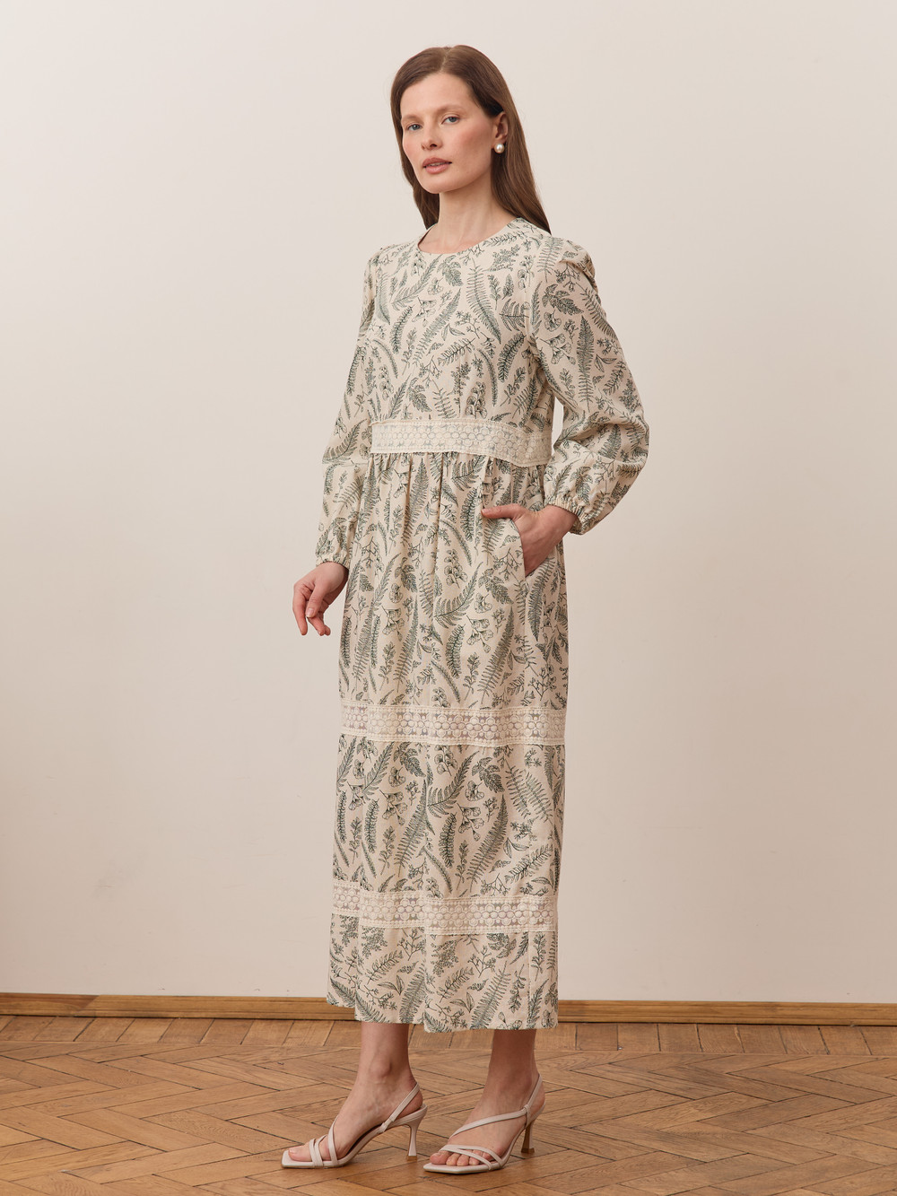 Платье с кружевными вставками