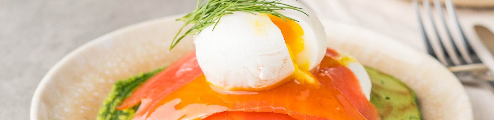 Зеленые панкейки с копчёным лососем и пашот