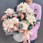 Композиция с французскими розами сорта "Quicksand"