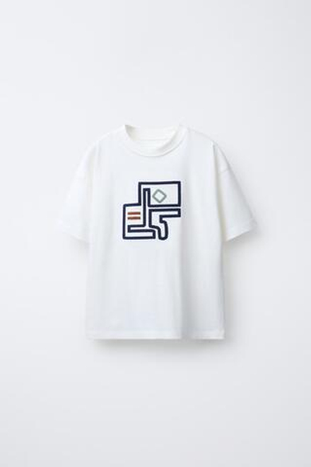 ZARA ФУТБОЛКА С ВЫШИВКОЙ, БЕЛЫЙ
