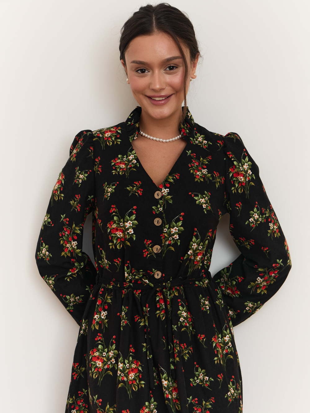 Платье с воротником стойкой