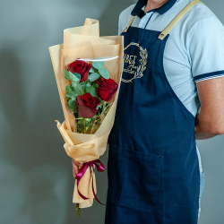 Букет из 3 роз Эквадор с эвкалиптом