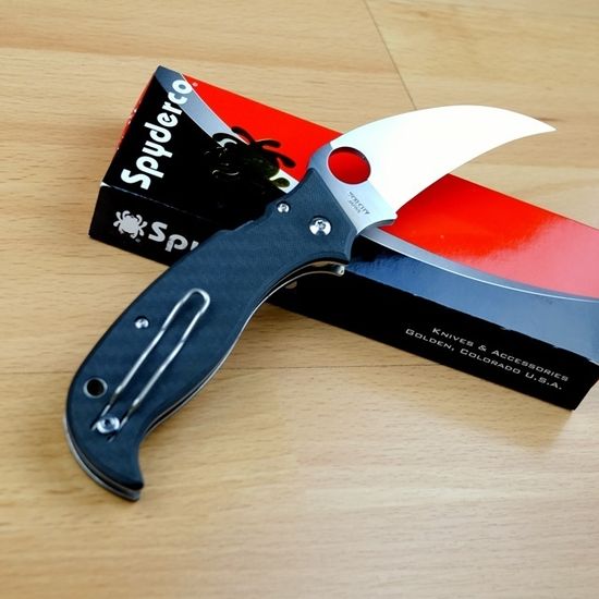Складной нож Spyderco Superhawk C116CFP c клинком из стали VG-10, рукоять карбон