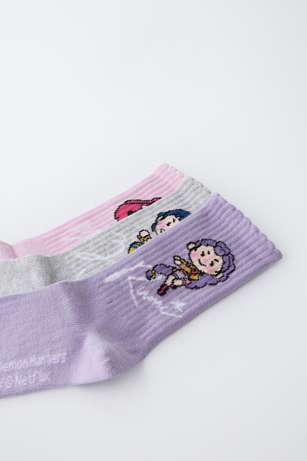 ZARA НАБОР ИЗ ТРЕХ ПАР НОСКОВ СРЕДНЕЙ ДЛИНЫ KPOP DEMON HUNTERS™ NETFLIX ©, ЦВЕТ МАЛЬВЫ