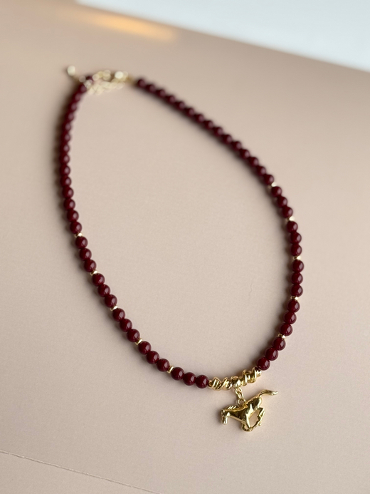 Колье из тонированного агата с подвеской