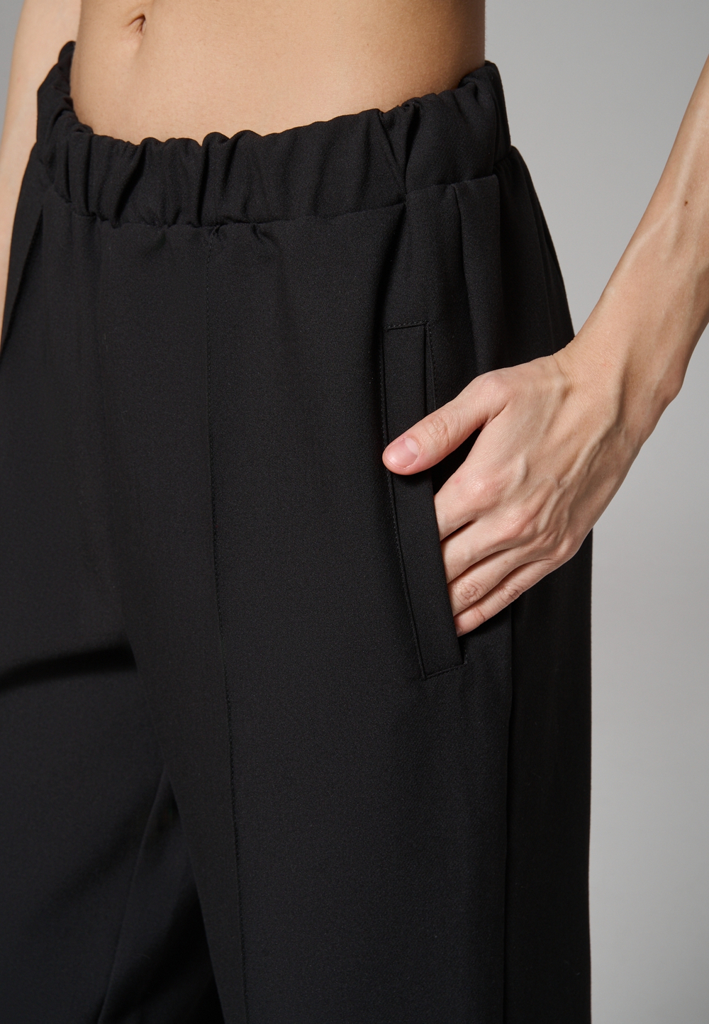 Брюки прямые с кнопками черные