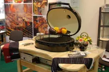 Керамический угольный гриль Primo Oval 300 (Family), 56 см, на столе из лиственницы