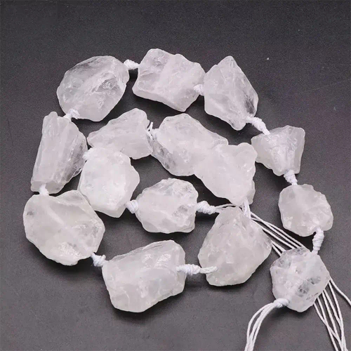 Горный Хрусталь необработанные бусины 20-28 мм, на нитке 38 см