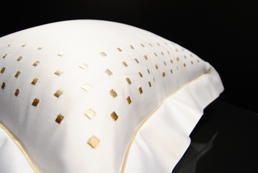 Наволочка для валика 15х40 Christian Fischbacher Luxury Nights Dots 560 золотая Швейцария фрагмент