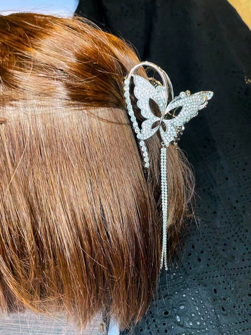 Заколка-краб. Бабочка петля со стразами. Усиленная. Цвет серебро