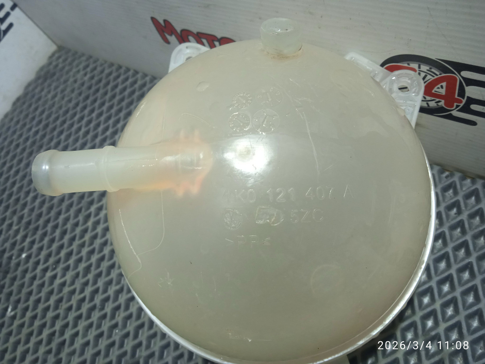 Расширительный бачок охлаждающей жидкости Шкода Октавия А5. Товар уцененный