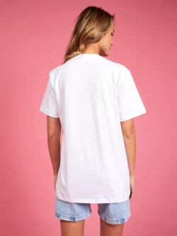 Красивая нарядная футболка с модным рисунком цветы