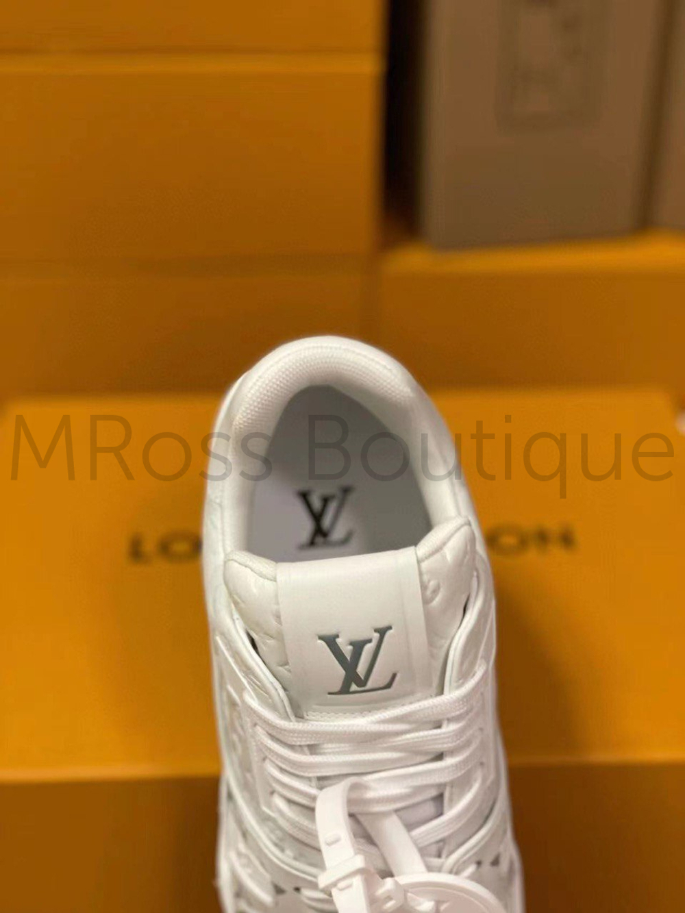 Белые кроссовки LV Trainer