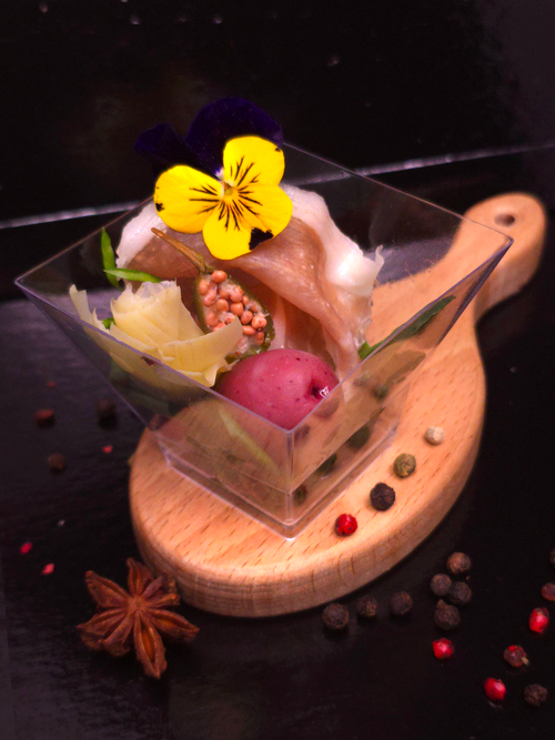 Пармская ветчина с каперсом, артишоками, розовой оливкой и вяленым томатом