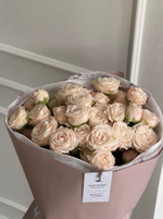 Букет из кустовой пионовидной розы с крупным бутоном в оформлении