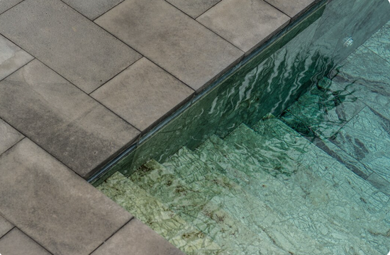 Антискользящие покрытия для влажного климата: выбор текстурной плитки