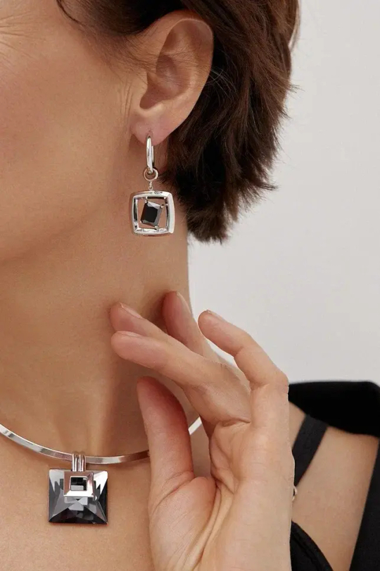 Серьги черный прямоугольный кристалл в серебряном квадрате, замок скоба