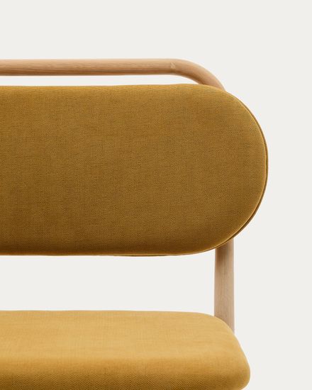 Кресло Helda из горчичного шенилла и массива дуба Испания La Forma