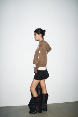 ZARA ТОЛСТОВКА С КАПЮШОНОМ И ТЕКСТОВЫМ ПРИНТОМ, КОРИЧНЕВЫЙ