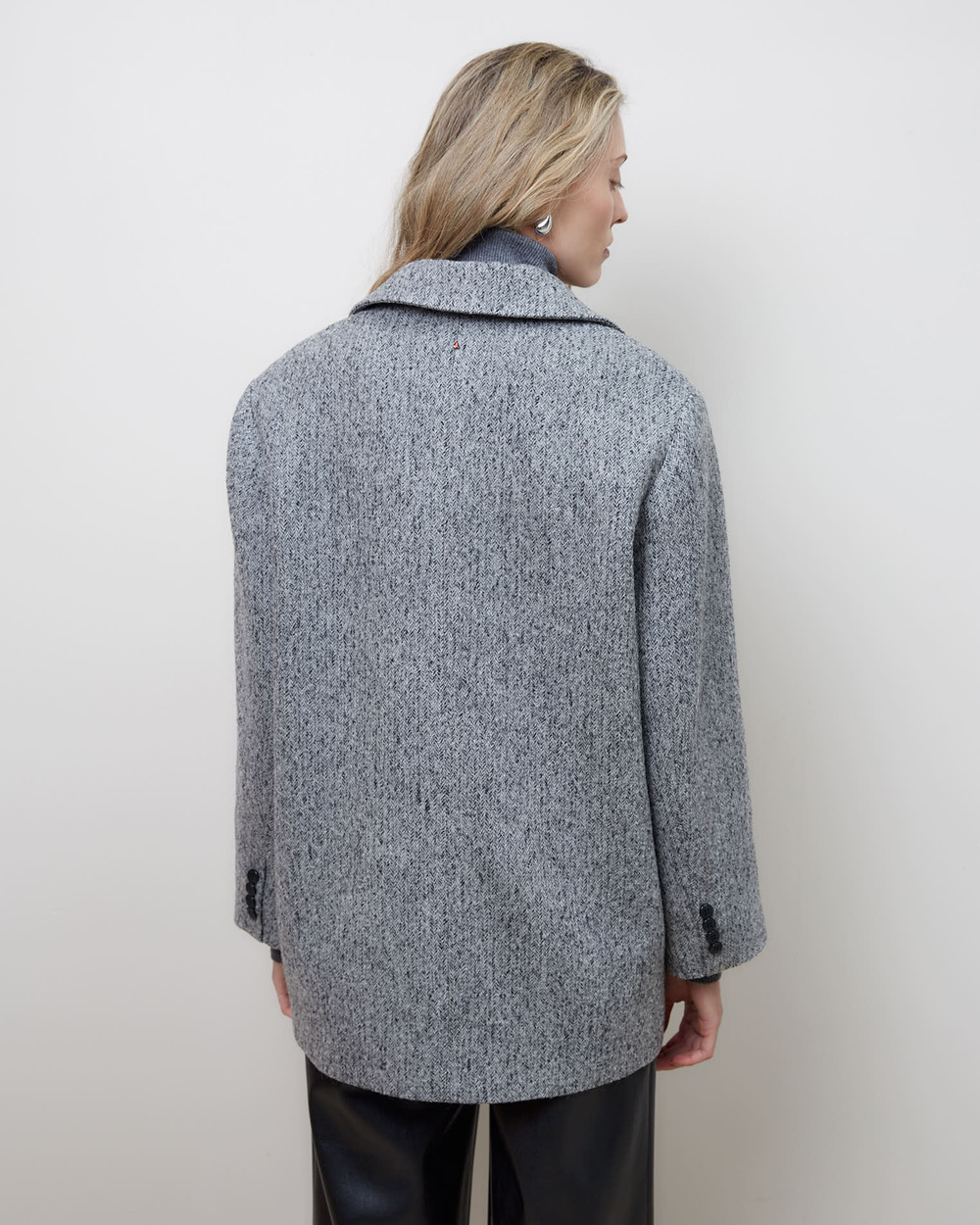 Пальто-жакет из шерсти елочка серый
