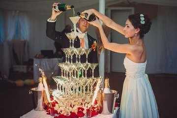 Горка шампанского (пирамида из бокалов)