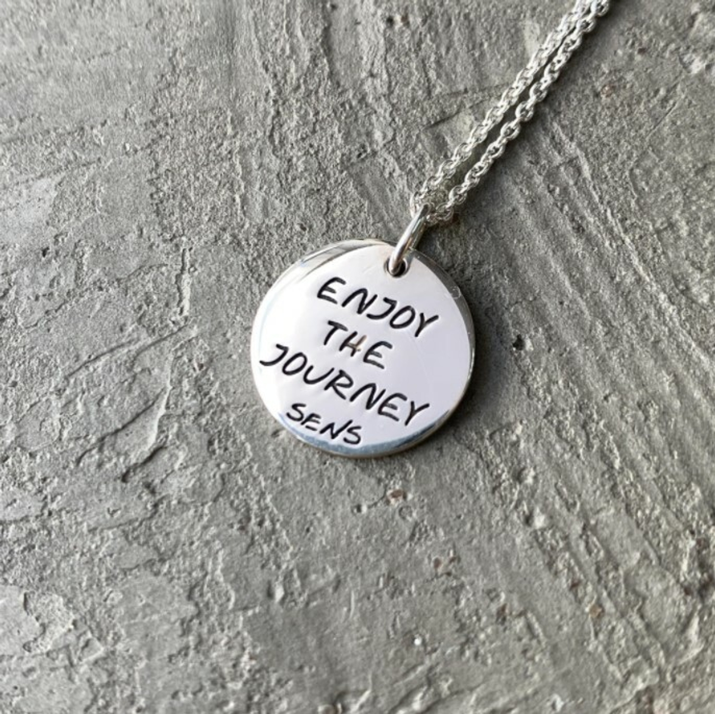 Медальон Enjoy the journey, фактурный