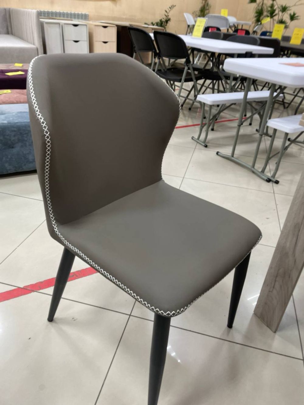 Стул с металлическим каркасом обитые