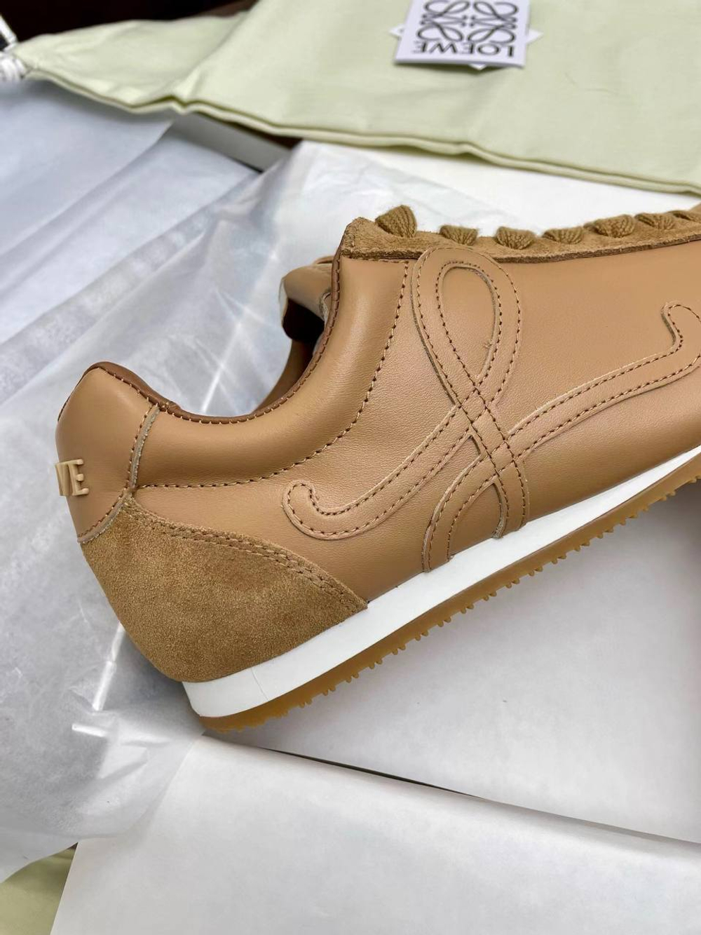Женские кроссовки Loewe Ballet Runner коричневого цвета с узорами