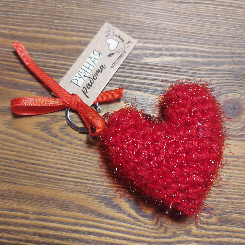 Вязаный брелок "Сердце" с акварельной открыткой