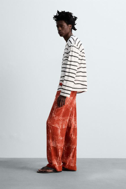 ZARA ТРИКОТАЖНЫЕ БРЮКИ С ГРАФИЧЕСКИМ ПРИНТОМ © OTIS KWAME KYE QUAICOE, КРАСНЫЙ