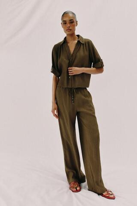 ZARA РУБАШКА СТРУЯЩЕГОСЯ ПОКРОЯ С КОРОТКИМ РУКАВОМ, ОЛИВКОВЫЙ