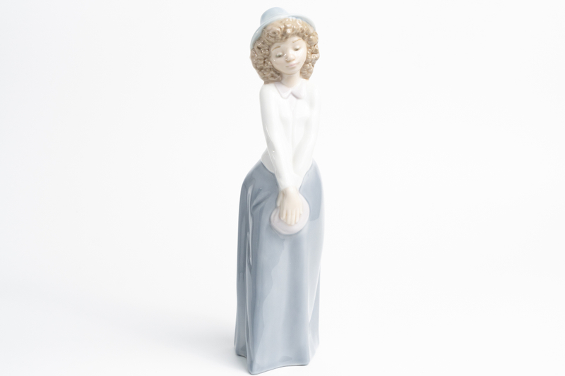 Статуэтка «Девушка с сумочкой»