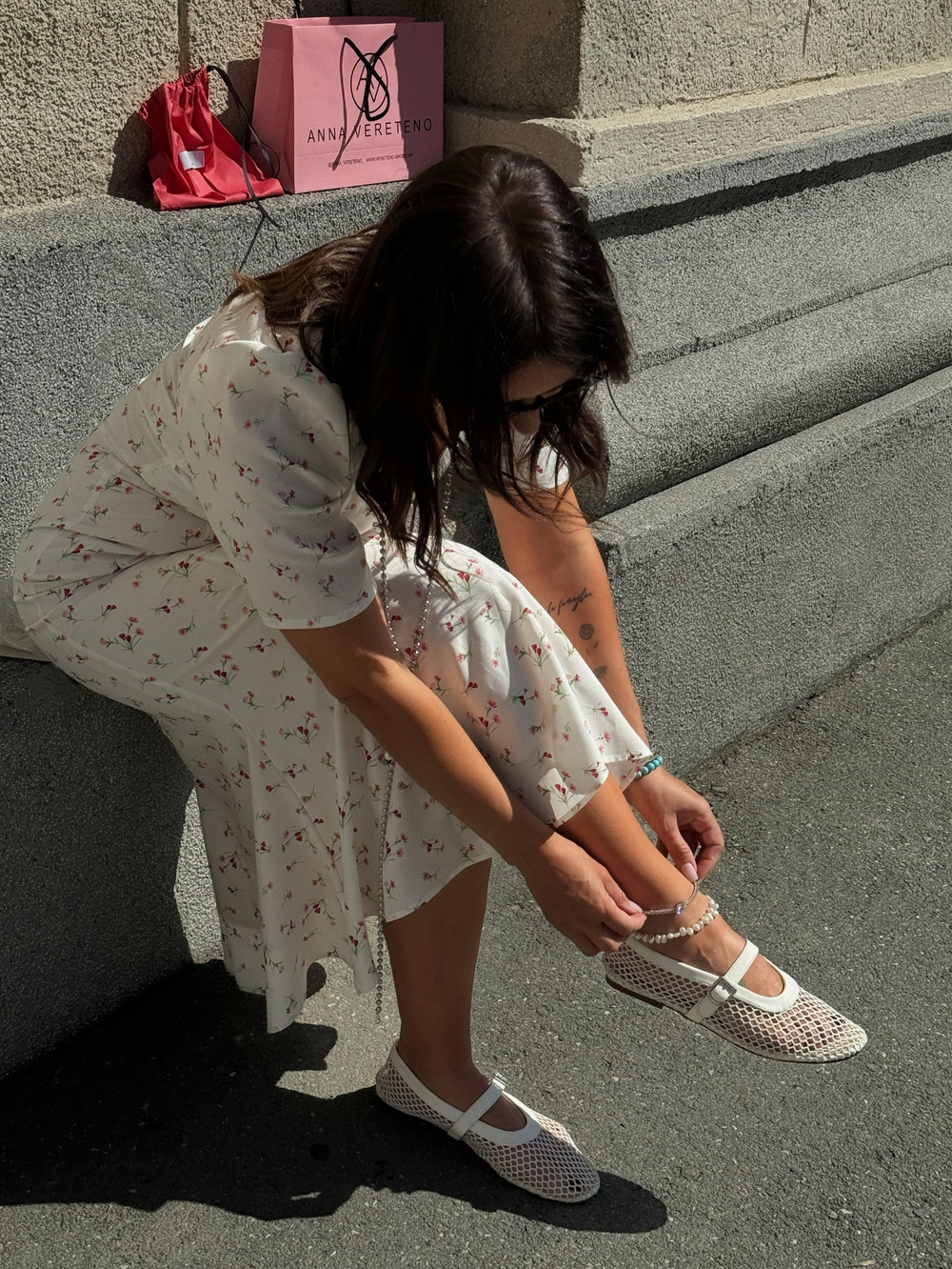 Силуэтное платье в цветок белое