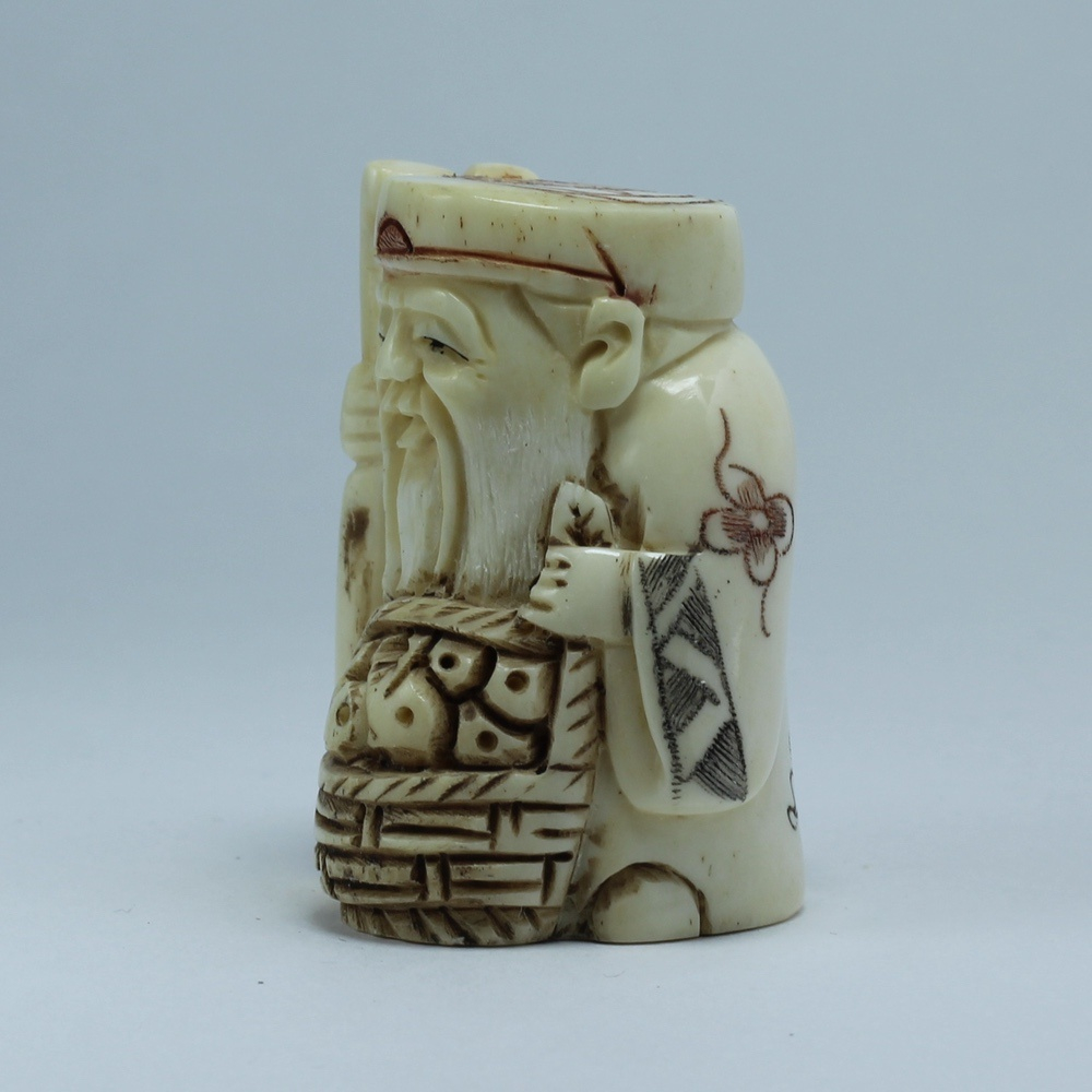 Нэцкэ Дзюродзин с посохом и корзиной карпов