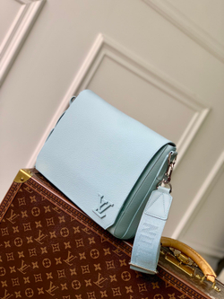 Louis Vuitton Takeoff Messenger