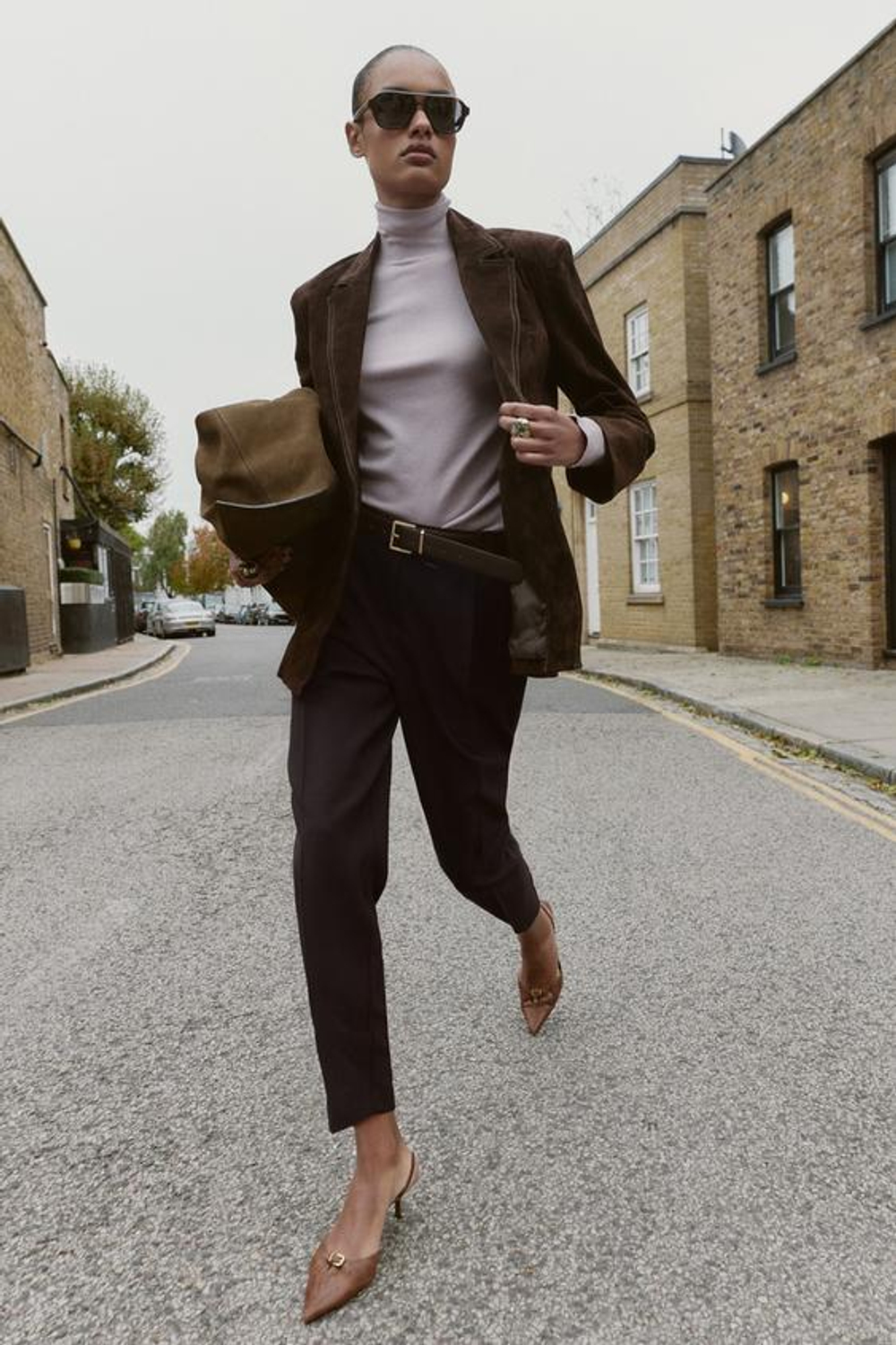 ZARA БРЮКИ С ЗАЩИПАМИ И РЕМНЕМ, ТЕМНО-КОРИЧНЕВЫЙ