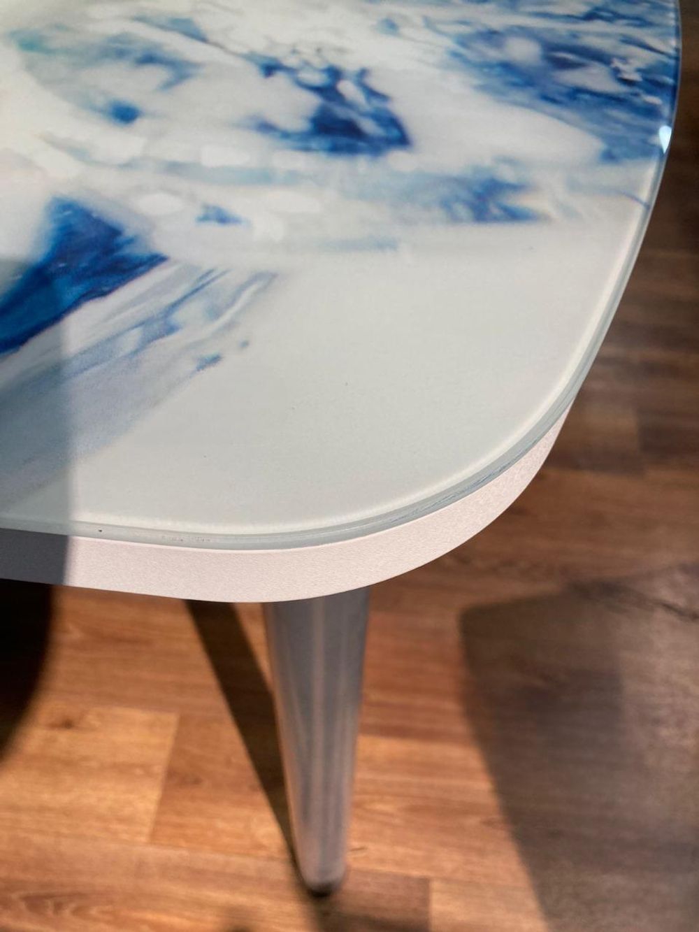 Стол разд Стеклянный подстолье прямое хром Царг.пояс белый Ст-ца кубики льда (белый) ф/п стекло