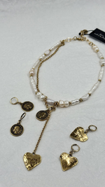 Колье асимметричное с барочным жемчугом, монетой и плоским "мятым" сердцем, оттенок золото