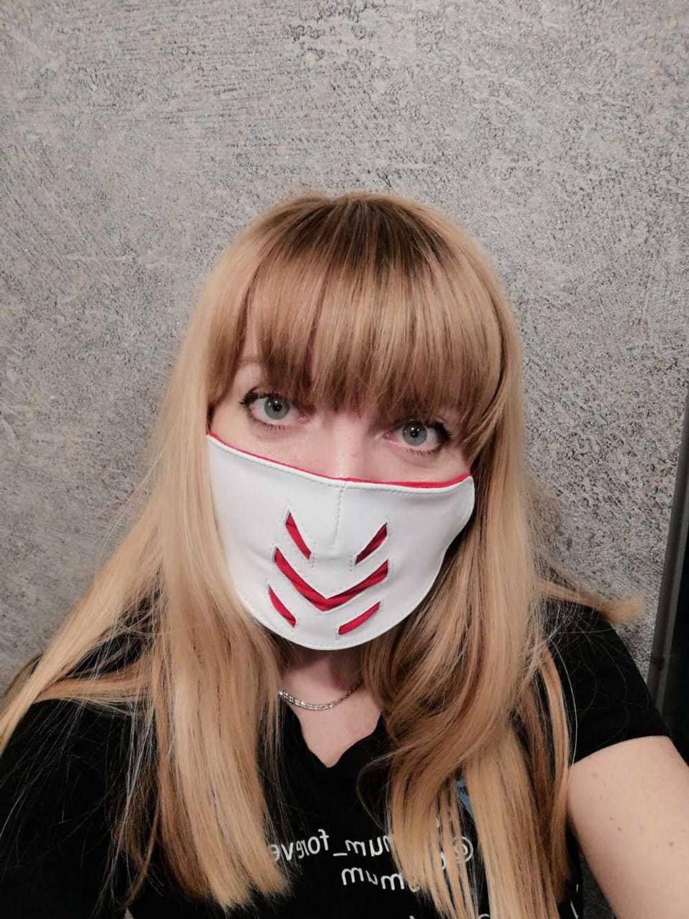 Стильная многоразовая женская медицинская маска из натуральной кожи со сменным фильтрующим элементом "Белая с красным"
